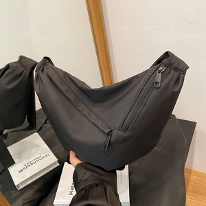 Borsa a tracolla nera a mezzaluna in nylon lucido con pratiche doppie cerniere lampo