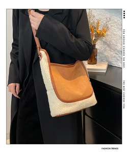 Détail du sac seau vintage avec fausse laine d'agneau et coutures en daim marron
