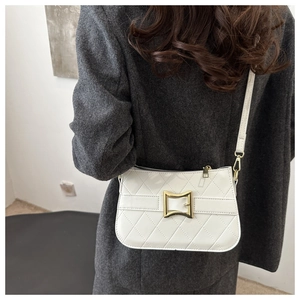 Vue arrière du sac bandoulière matelassé blanc sur manteau gris montrant le similicuir