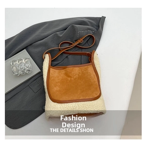 Détail de la bandoulière en laine d'agneau et daim marron montrant la texture du sac