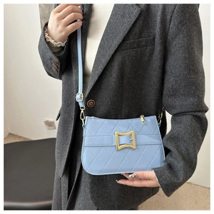 Détail du sac en cuir matelassé bleu clair avec fermoir doré et bandoulière réglable