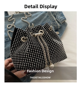 Detailaufnahme der schwarzen Eimertasche mit Silberstrass und Perlenkettenzug