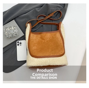 Détail du sac seau bicolore en polaire peluche crème et daim marron avec bandoulière