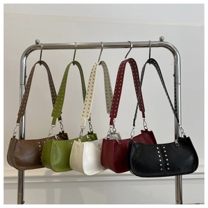 Détails de cinq sacs à bandoulière rivetés colorés avec clous en métal et texture grainée