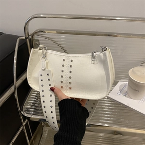 Sac sous le bras blanc minimaliste avec rivets et texture grainée de qualité