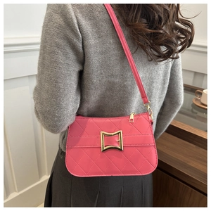 Gros plan d'un sac bandoulière matelassé rose avec boucle dorée et coutures détaillées