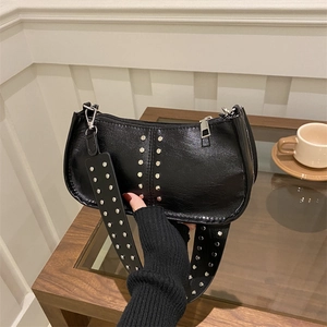 Sac sous le bras en cuir noir avec clous argentés et large bandoulière style punk