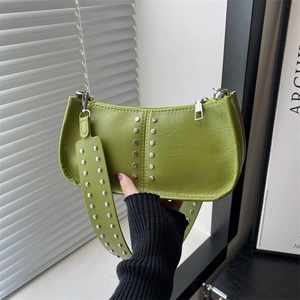 Sac sous le bras croissant vert rétro avec rivets argentés et bandoulière large