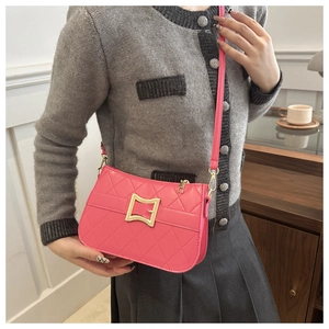 Détail du sac à bandoulière matelassé rose avec boucle dorée et lanière