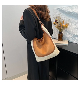 Détail du sac seau en laine d'agneau contrastée montrant la texture et le daim brun