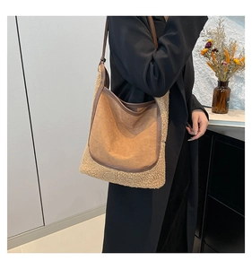 Détail du grand sac seau en daim marron avec garniture en peau de mouton et cuir