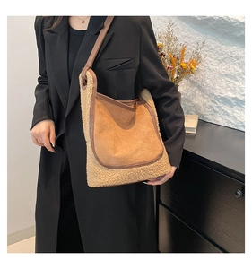 Détails du sac seau marron en peluche avec patchwork en daim et bandoulière en cuir