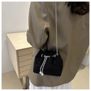 Detailansicht der schwarzen Strass-Beuteltasche mit Silberkette und Perlen-Kordelzug