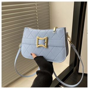 Détail du sac à bandoulière matelassé bleu clair avec boucle dorée et lanière