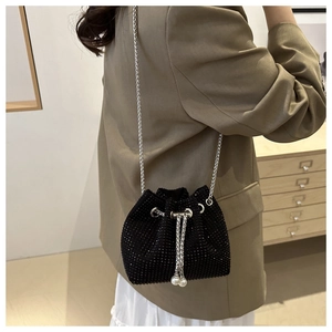Detail der schwarzen Strass-Beuteltasche mit Silberkette und Perlen-Kordelzug-Akzenten