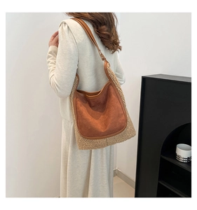 Détail du sac seau hobo en daim marron avec garniture en peau de mouton sur le modèle