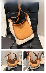 Vue détaillée du sac seau en daim marron et polaire blanche avec bandoulière en cuir