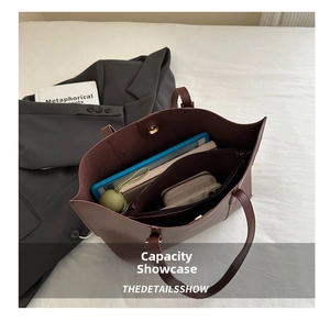 Vue de dessus de l'intérieur du grand sac cabas bordeaux montrant sa grande capacité utile