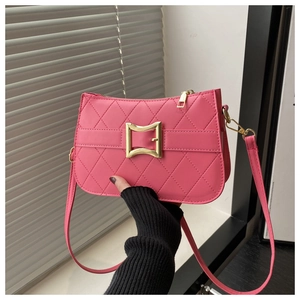 Détail du sac bandoulière matelassé rose avec surpiqûres losanges et boucle dorée