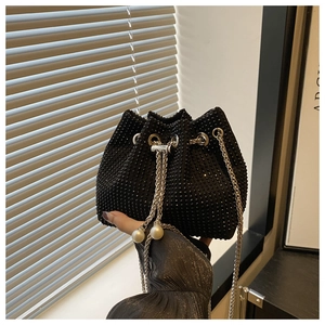 Detailaufnahme einer schwarzen Strass-Beuteltasche mit Silberkette und Perlen-Kordelzug