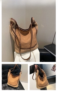 Détail du sac hobo kaki en daim et polaire avec bandoulière en cuir réglable