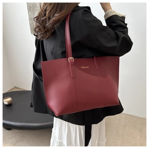 Détail du cabas en cuir mat rouge avec imprimé Fashion & Bags et boucle de réglage en métal
