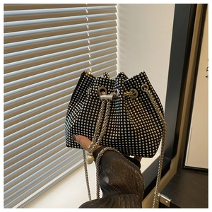 Detail der Strass-Eimertasche mit Silberkette und großem Perlen-Tunnelzug-Anhänger