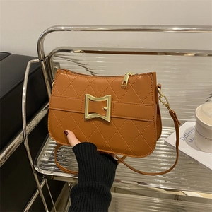 Sac bandoulière en cuir marron matelassé avec boucle dorée et sangle ajustable