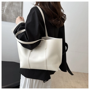 Vue latérale du sac cabas blanc en cuir mat avec imprimé FASHION & BAGS porté à l'épaule