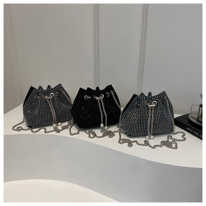 Detailansicht der luxuriösen Strass-Beuteltaschen mit Perlenzugband und Silberketten