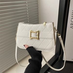 Petit sac porté épaule blanc matelassé avec losanges et boucle dorée pour femmes