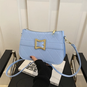 Sac bandoulière matelassé bleu clair avec boucle dorée et bandoulière de style minimaliste