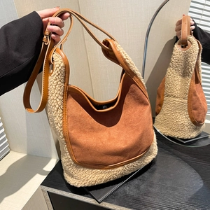 Sac seau en laine d'agneau et daim marron avec bandoulière réglable pour l'hiver