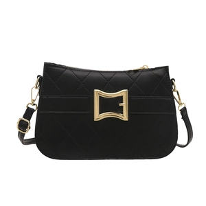 Sac bandoulière matelassé noir avec boucle dorée et lanière en cuir sur fond blanc