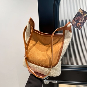 Sac seau vintage en daim marron et polaire blanche avec bandoulière en cuir élégant
