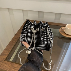 Glitzernde Strass-Beuteltasche mit Tunnelzug-Perlen und silberner Kette für Damen