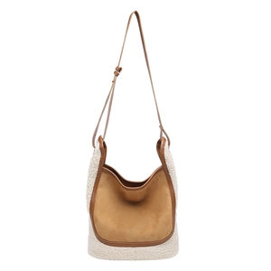 Sac seau contrasté en peau de mouton avec panneaux en daim et bandoulière en cuir