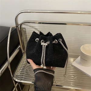 Schicke schwarze Strass-Beuteltasche mit Silberkette und Perlen-Kordelzug-Details