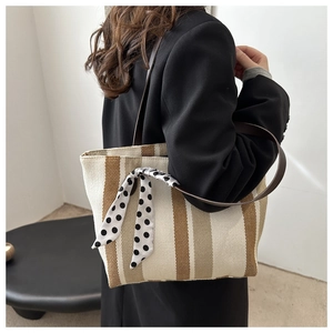 Gestreifte Canvas-Einkaufstasche mit Polka-Dot-Schal und Leder-Schultergurt