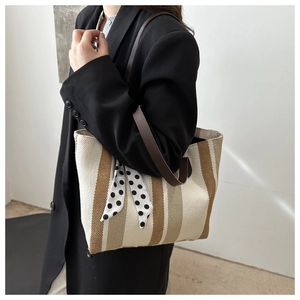 Détail du sac cabas en toile à rayures brunes avec foulard décoratif à pois chic