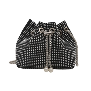 Schwarze Strass-Beuteltasche mit Kettenriemen und Perlen-Kordelzug-Details