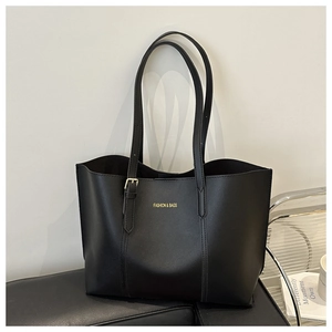 Détail du sac cabas noir avec inscription dorée et boucle métallique réglable sur l'anse