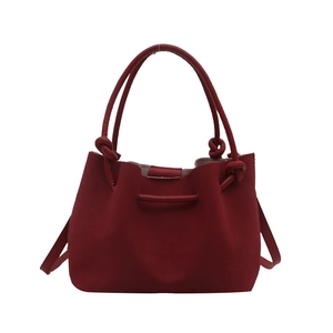 Modische dunkelrote Beuteltasche mit Knotengriffen aus mattem Veloursleder für Damen
