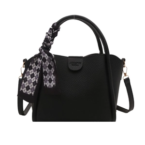 Sac seau noir en cuir texturé avec foulard à losanges décoratif sur la poignée supérieure