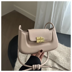 Detailansicht beige Satteltasche mit einer einzigartigen goldfarbenen Schokoladenschnalle