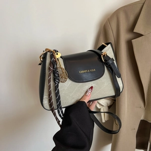 Borsa a spalla in tela con patta in pelle nera e ciondolo a racchetta da tennis