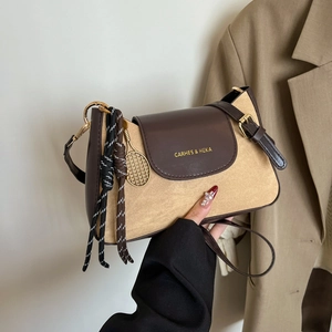 Borsa a tracolla bicolore con patta in pelle e ciondolo a racchetta da tennis chic