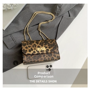 Dettaglio borsa leopardata con catena dorata e confronto dimensioni con uno smartphone