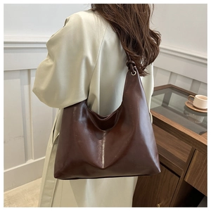 Detailansicht der großen dunkelbraunen Leder-Shopper mit breitem Gurt und Metallöse