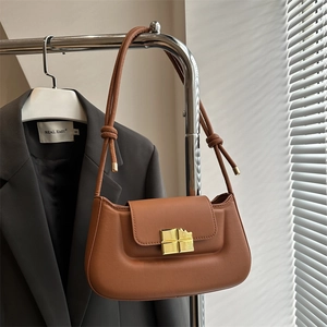 Braune Leder-Baguette-Tasche mit Goldverschluss in Schokoladenform und Knotengurt